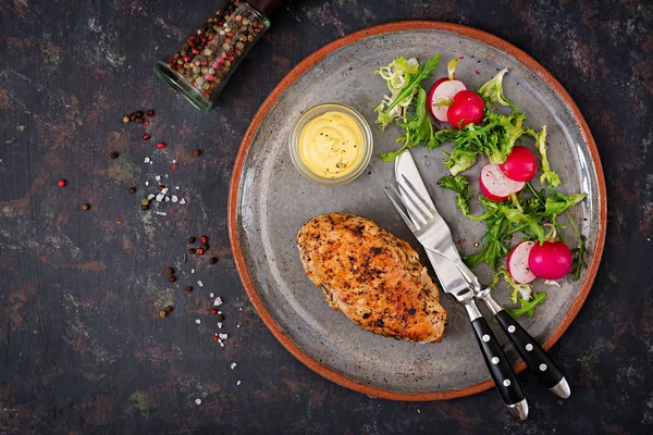 Pechuga Pollo Horno Verduras Frescas Plato Sobre Fondo Oscuro Nutrición — Foto de Stock