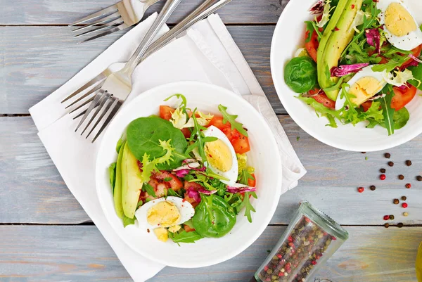 Finom Könnyű Saláta Paradicsom Tojás Keveréke Saláta Levelek Egészséges Reggeli — Stock Fotó