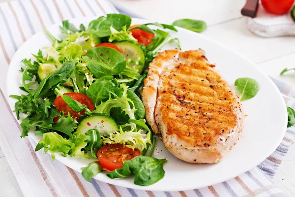 Grilled chicken breast and fresh vegetable salad - tomatoes, cuc — Stock Photo, Image