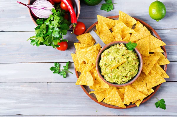 Guacamole Avocado Lime Pomodoro Cipolla Coriandolo Servito Con Nachos Snack — Foto Stock