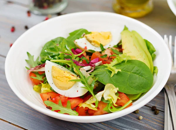 Délicieuse Légère Salade Tomates Œufs Mélange Feuilles Laitue Petit Déjeuner — Photo