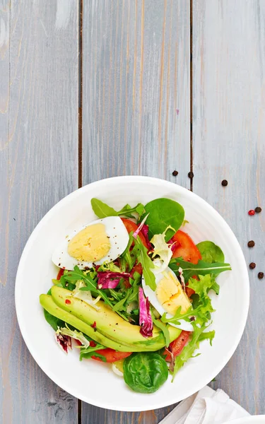 Finom Könnyű Saláta Paradicsom Tojás Keveréke Saláta Levelek Egészséges Reggeli — Stock Fotó