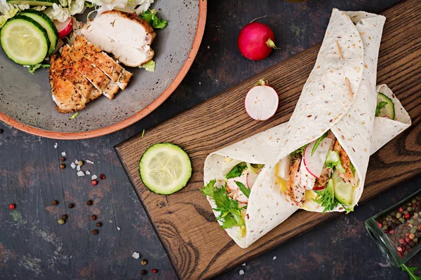 Zdravé Mexické Tacos Pečené Kuřecí Maso Okurky Ředkvičky Salát Byt — Stock fotografie