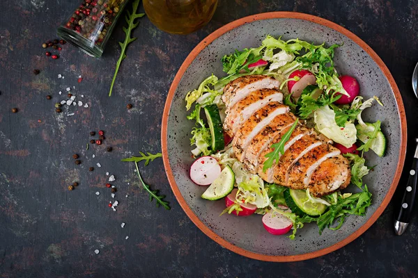 Bowl Salad Fresh Vegetables Baked Chicken Breast Dark Background Proper — Stock Photo, Image