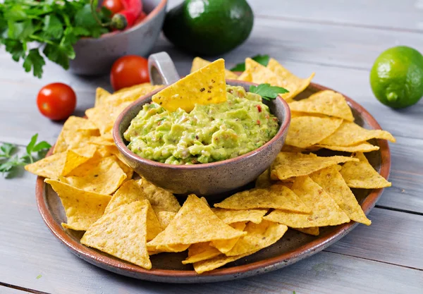 Felülnézet Guacamole Avokádó Lime Paradicsom Hagyma Koriander Tálalva Nachos Hagyományos — Stock Fotó