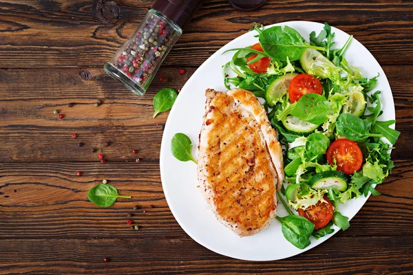グリルした鶏の胸肉と新鮮野菜のサラダ トマト キュウリ レタスの葉 チキンサラダ 健康食品 フラットが横たわっていた トップ ビュー — ストック写真