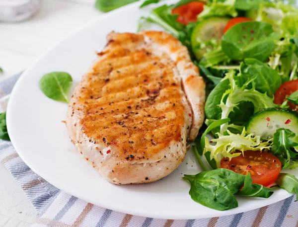 Gegrilde Kipfilet Verse Fruit Salade Tomaten Komkommers Sla Bladeren Kipsalade — Stockfoto