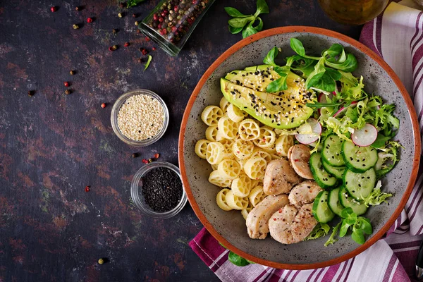 健康沙拉与鸡肉 萝卜和面食在黑暗的背景 适当的营养 膳食菜单 顶部视图 — 图库照片