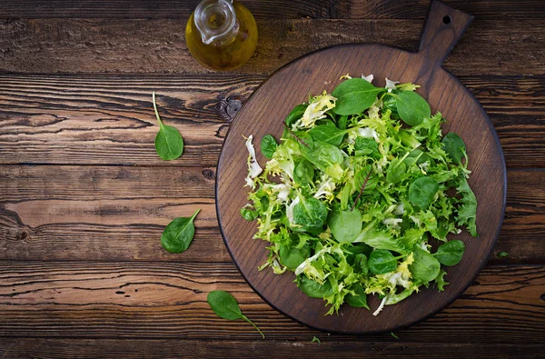 Verse Bladeren Van Mix Salade Een Houten Achtergrond Flat Lag — Stockfoto