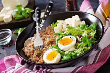 yumurta, peynir, marul ve buğday lapası ile sağlıklı kahvaltı