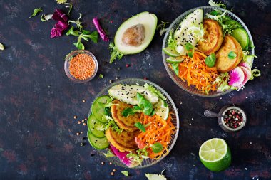 Vegan Buda kase yemek yemek masası. Sağlıklı gıda. Sağlıklı vegan yemek kase. Ziyan mercimek ve turp, avokado, havuç salatası ile. Düz yatıyordu. Üstten Görünüm