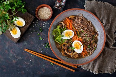 Yumurta, havuç ve mantar ile Japon miso ramen erişte. Çorba lezzetli yiyecek. Düz yatıyordu. Üstten Görünüm