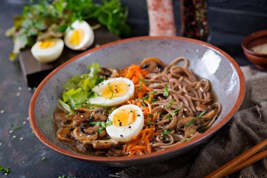 Yumurta, havuç ve mantar ile Japon miso ramen erişte. Çorba lezzetli yemek.