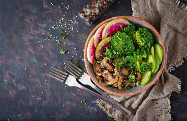 Vegan Buda kase yemek yemek masası. Sağlıklı gıda. Sağlıklı vegan yemek kase. Izgara mantar, brokoli, turp salatası. Düz yatıyordu. Üstten Görünüm.