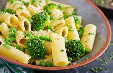 Brokoli ve yeşil bezelye ile makarna rigatoni. Vejetaryen Menü. Diyet gıda