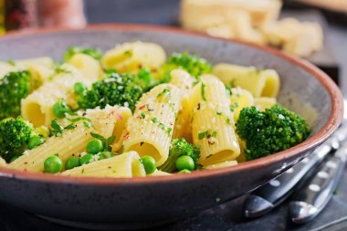 Brokoli ve yeşil bezelye ile makarna rigatoni. Vejetaryen Menü. Diyet gıda
