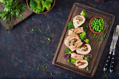 Tavuk dolması kurutulmuş domates ve peynir ile rulo. Düz yatıyordu. Üstten Görünüm