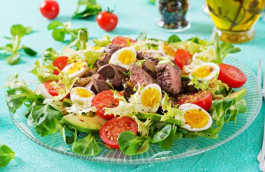 Sıcak salatası tavuk karaciğer, avokado, domates ve Bıldırcın yumurta. Sağlıklı yemek. Diyet menüsü.