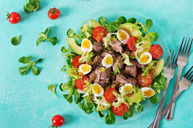 Sıcak salatası tavuk karaciğer, avokado, domates ve Bıldırcın yumurta. Sağlıklı yemek. Diyet menüsü. Düz yatıyordu. Üstten Görünüm