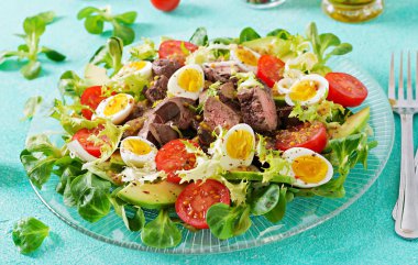 Sıcak salatası tavuk karaciğer, avokado, domates ve Bıldırcın yumurta. Sağlıklı yemek. Diyet menüsü.
