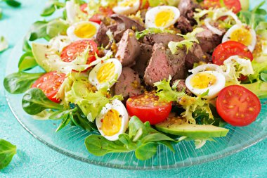 Sıcak salatası tavuk karaciğer, avokado, domates ve Bıldırcın yumurta. Sağlıklı yemek. Diyet menüsü.