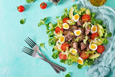 Sıcak salatası tavuk karaciğer, avokado, domates ve Bıldırcın yumurta. Sağlıklı yemek. Diyet menüsü. Düz yatıyordu. Üstten Görünüm