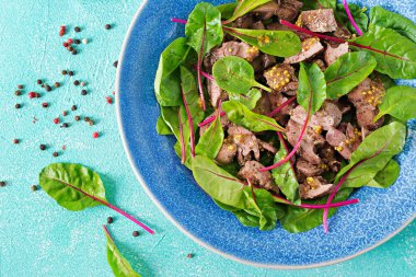 Tavuk karaciğer ve yaprakları pazı ve ıspanak salatası. Düz yatıyordu Üstten Görünüm