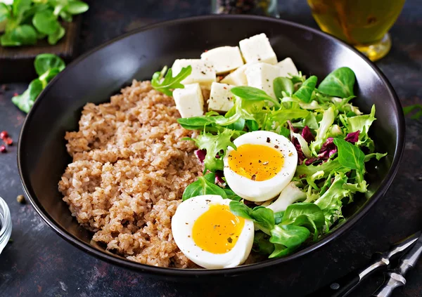 健康早餐配鸡蛋 生菜和荞麦粥 — 图库照片