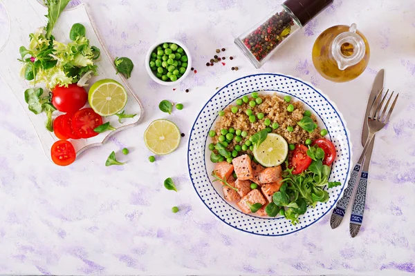 健康晚餐 烤鲑鱼片 西红柿 石灰和莴苣叶 — 图库照片
