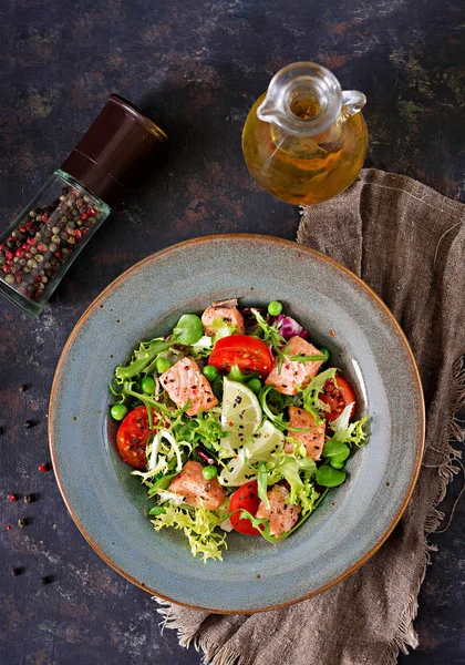 Primer Plano Ensalada Con Pescado Salmón Horno Tomates Lima Lechuga —  Fotos de Stock