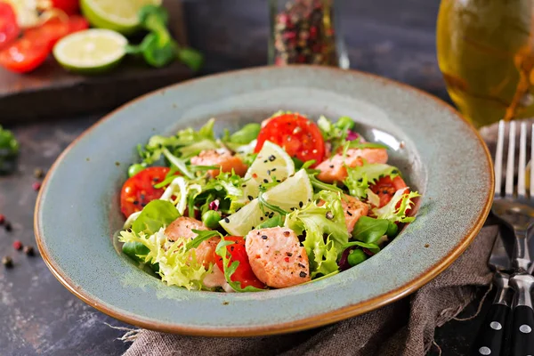 Close Van Salade Met Gebakken Zalm Vissen Tomaten Limoen Sla — Stockfoto