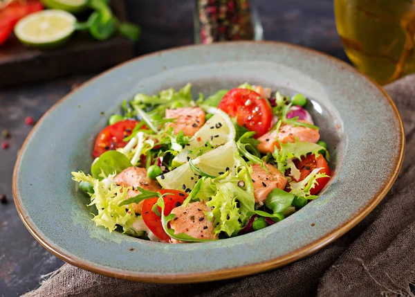 Primo Piano Insalata Con Pesce Salmone Forno Pomodori Lime Lattuga — Foto Stock