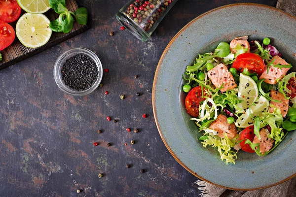 Egészséges Saláta Sült Lazac Hal Paradicsom Lime Saláta Egészséges Vacsora — Stock Fotó