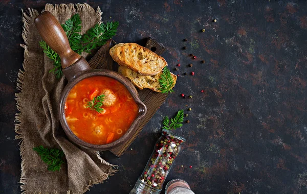 香辣西红柿汤 配肉丸 面食和蔬菜 健康的晚餐 顶部视图 — 图库照片