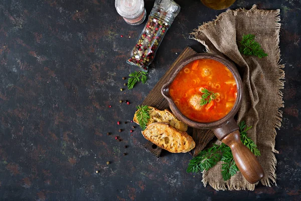 Kryddig Tomatsoppa Med Köttbullar Pasta Och Grönsaker Hälsosam Middag Ovanifrån — Stockfoto