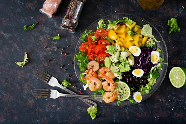 샐러드 접시입니다 신선한 해산물 조리법입니다 새우와 신선한 샐러드 아보카도 토마토 — 스톡 사진