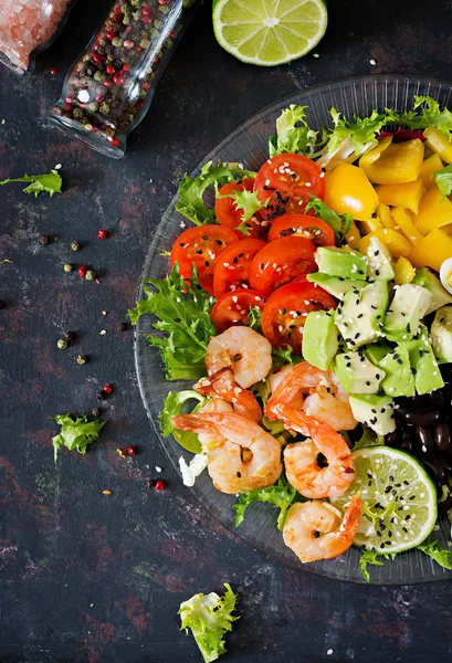 Gezonde Salade Plaat Verse Zeevruchten Recept Gegrilde Garnalen Verse Fruit — Stockfoto