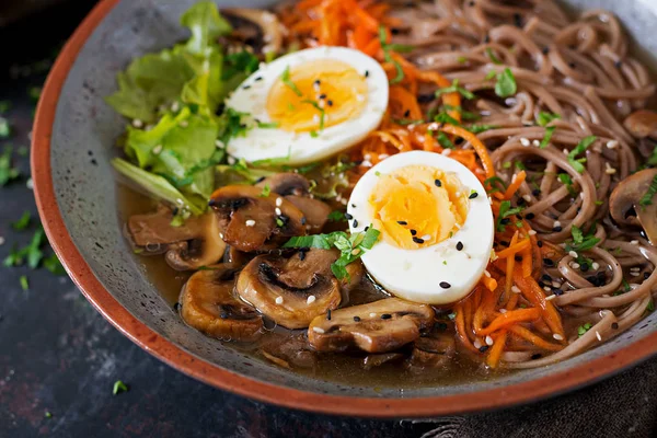 Macarrão Ramen Miso Japonês Com Ovos Cenoura Cogumelos Sopa Comida — Fotografia de Stock