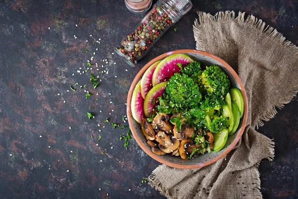 纯素佛碗晚餐餐桌 健康食品 健康的素食午餐碗 烤蘑菇 花椰菜 萝卜沙拉 顶部视图 — 图库照片