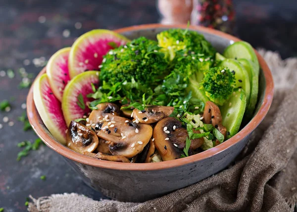 纯素佛碗晚餐餐桌 健康食品 健康的素食午餐碗 烤蘑菇 花椰菜 萝卜沙拉 — 图库照片