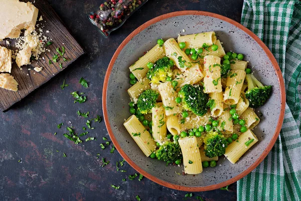 Pasta Rigatoni Con Brócoli Guisantes Verdes Menú Vegano Alimento Dietético — Foto de Stock