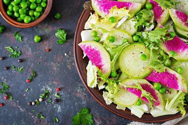 Salată Din Ridiche Castraveți Frunze Salată Verde Mâncare Vegană Meniu — Fotografie, imagine de stoc