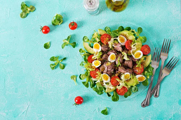从鸡肝 西红柿和鹌鹑蛋的温暖沙拉 健康的晚餐 膳食菜单 顶部视图 — 图库照片
