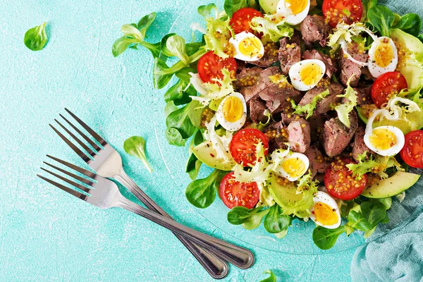 Salada Quente Fígado Galinha Abacate Tomate Ovos Codorna Jantar Saudável — Fotografia de Stock