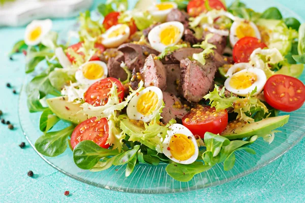 Insalata Calda Fegato Pollo Avocado Pomodoro Uova Quaglia Una Cena — Foto Stock