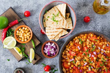 Chili con carne Türkiye ile nohut hizmet ile cips. Biber et, cips, kireç, acı biber ile. Meksika / Texas geleneksel gıda