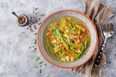 biftek, kuşkonmaz, yeşil bezelye, havuç ve kereviz, sağlıklı gıda ile çorbası