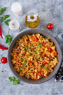 şekil mavi kalpler olan tavuk ve domates domates soslu makarna