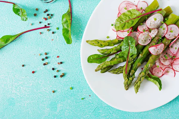 サラダ アスパラガス 大根とフダンソウ 完全菜食主義者の健康食品 — ストック写真