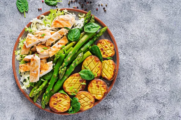 Filete Pollo Parrilla Con Guarnición Espárragos Papas Horno Alimentos Saludables — Foto de Stock